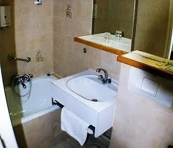 لويزا 2* باريس